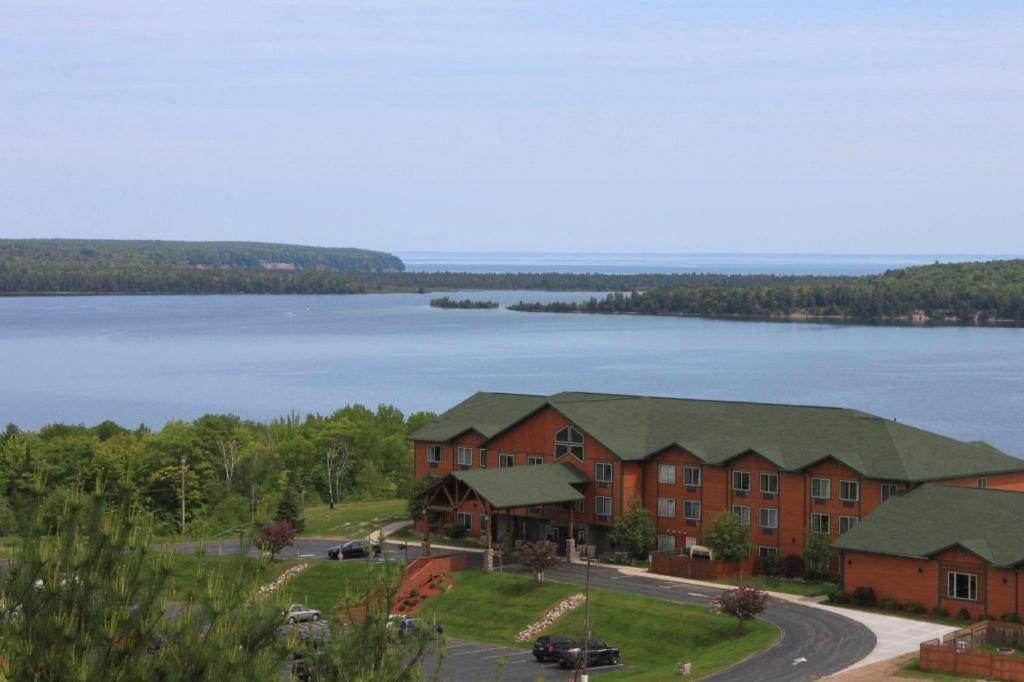 Holiday Inn Express Munising-Lakeview Hotel By Ihg 外观 照片